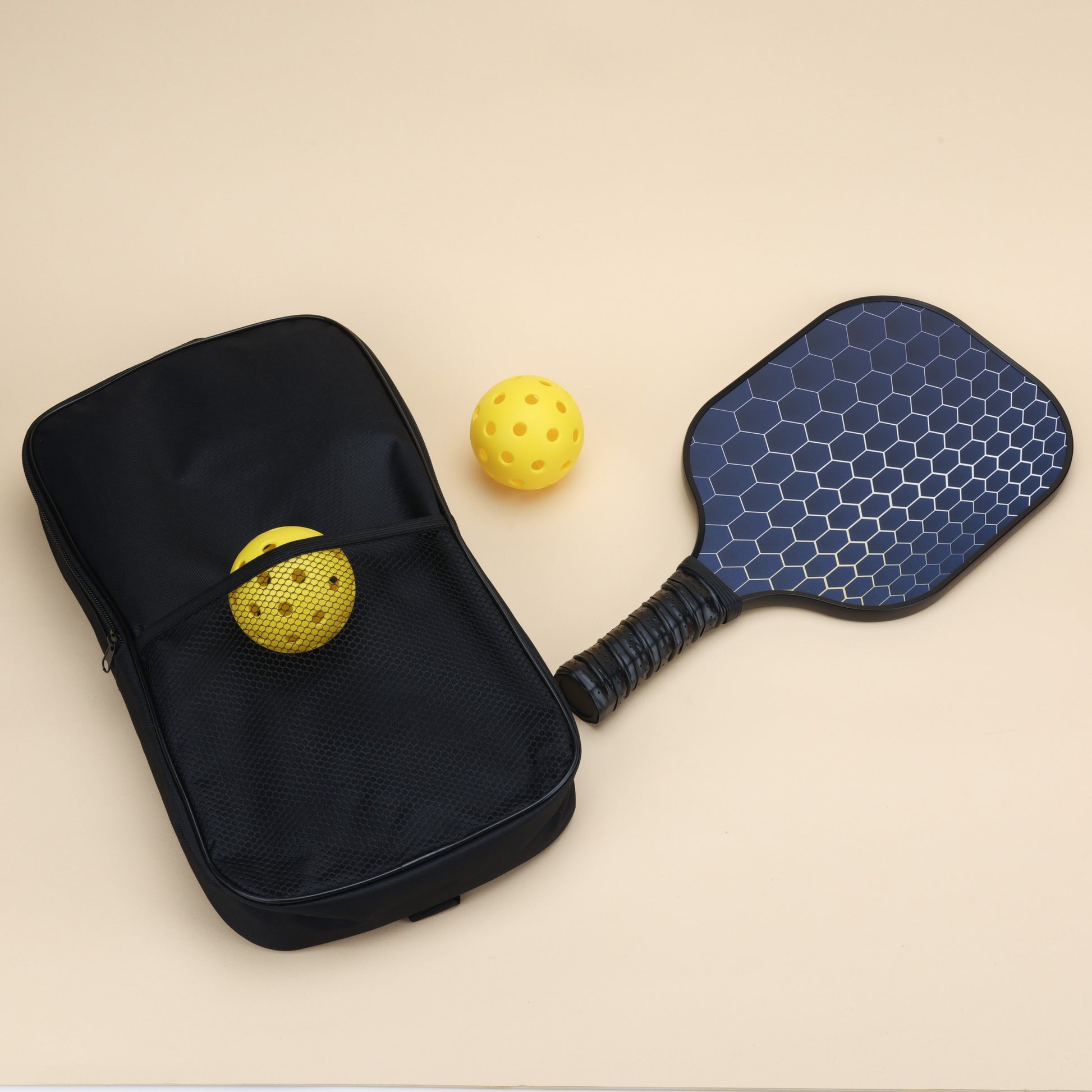 "Standard pickleball court, ideal for multiplayer games, providing top-quality playing conditions and a comfortable match experience."